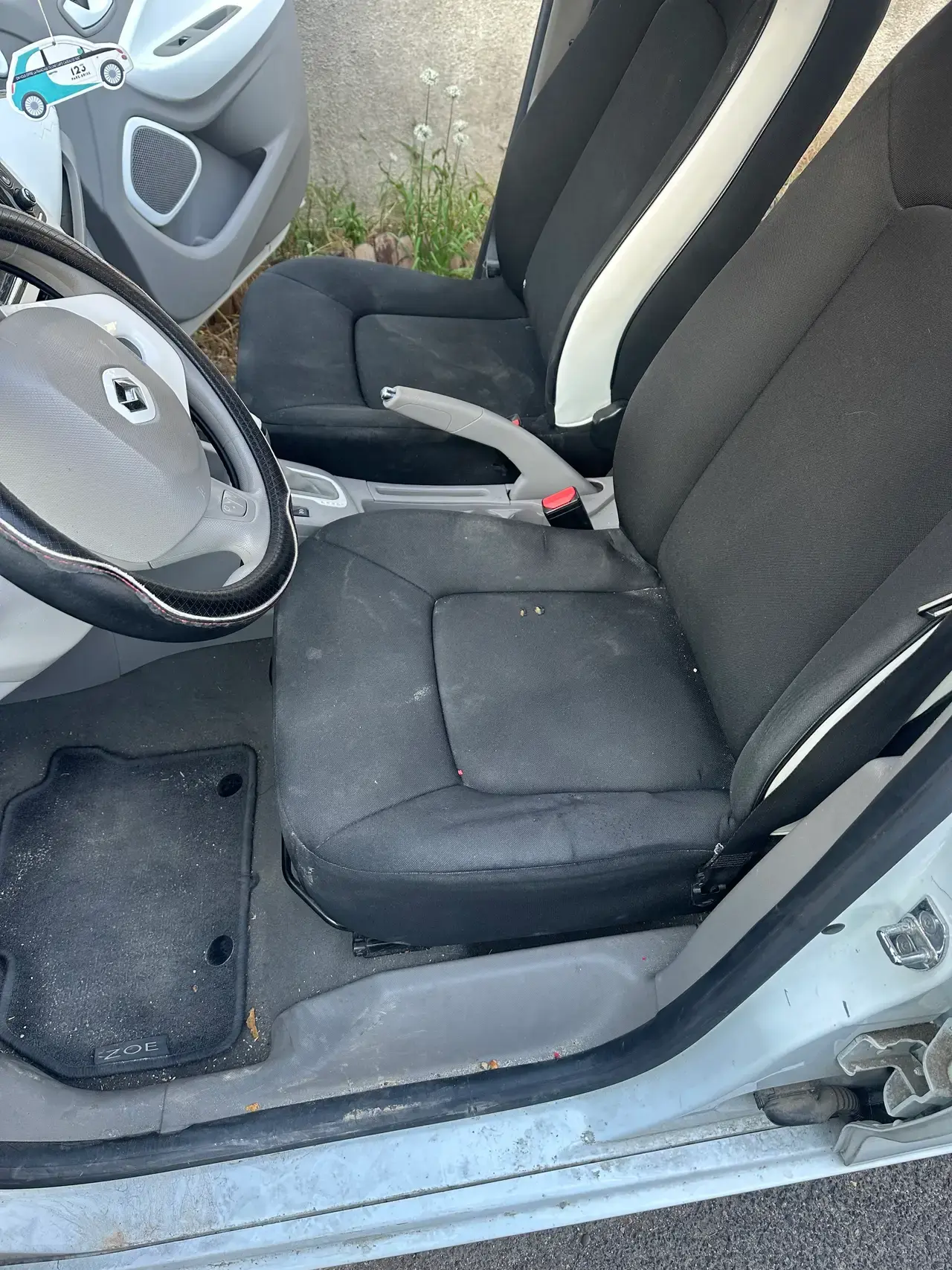 Sièges avant poussiéreux avant nettoyage intérieur